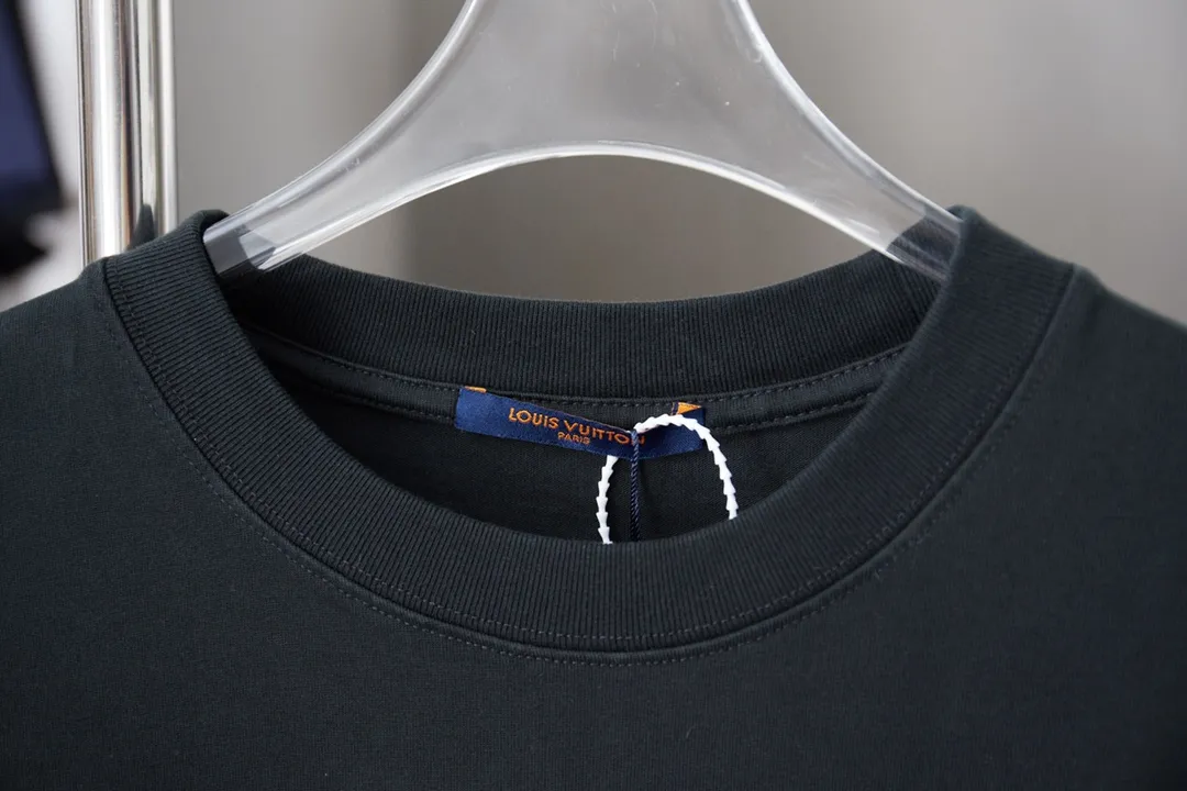 🅿️190 1V 25SS early spring new style embroidered LV letter short sleeves light luxury essential item for daily commuting for men and women Correct version Welcome to compare Detailed features · 320g 100% pure cotton double yarn jersey fabric · Special thickened 32 pieces of double-strand 1X1 thread in the same vat · Imported Tajima machine hollow show embroidery LV letter craft. Ready-made clothes are washed to make the embroidery softer · Double-needle stitching and cross-seam technology · Original main mark, washed tag, brand moisture-proof paper packaging Color: black/white/grey Size: S/M/L/XL